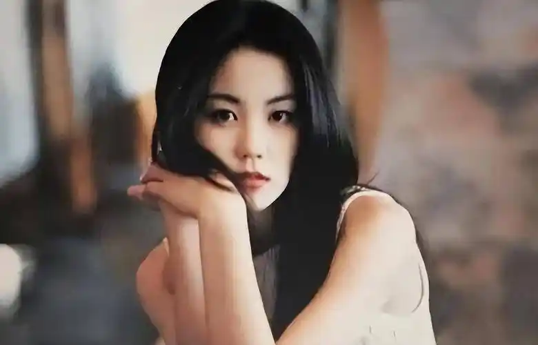 年轻时的王菲,凭借音乐才华早早地成为了乐坛的天后.