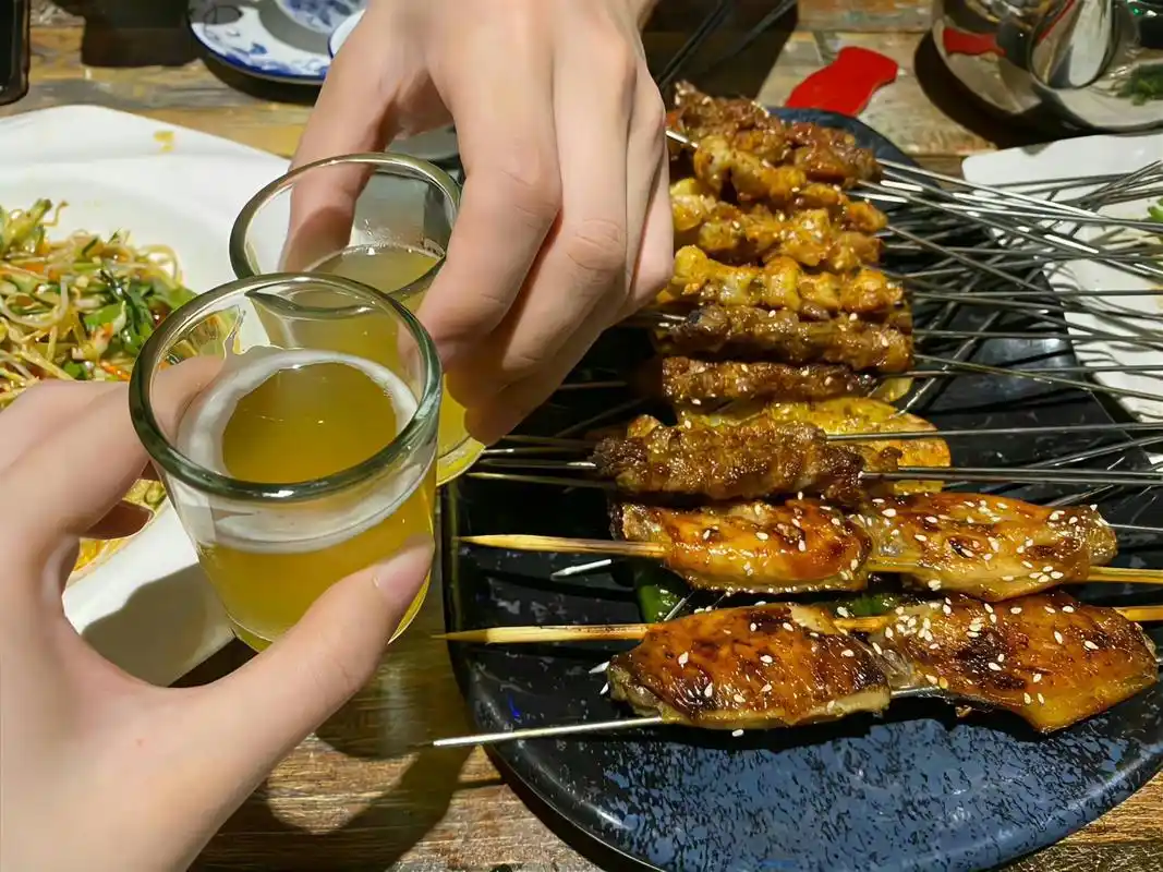夏天 好友 街头 烧烤 啤酒 晚风 都太浪漫了![干杯] 676767