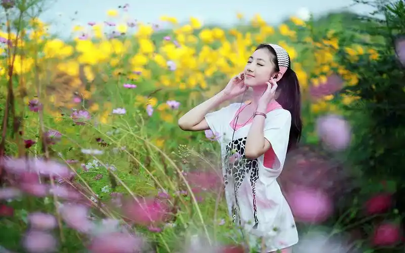 阳光青春活力美女摄影宽屏壁纸壁纸图片