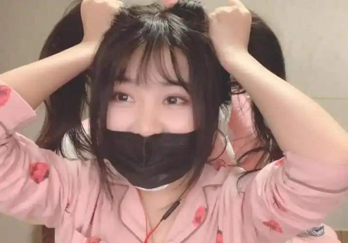 抖音网红"一条小团团",罕见晒自己洗澡照片,引发网友热议