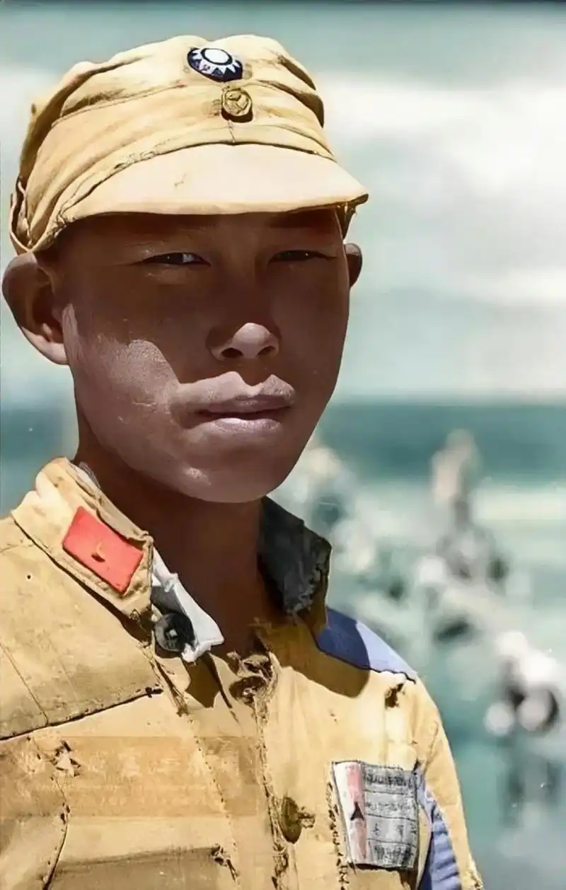 1941年抗战时期,一张国军战士的照片,这名战士的衣服破烂不堪,到处都