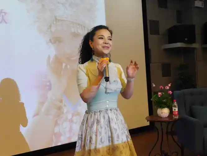 陈涓百变歌后三峡大学畅谈芳华