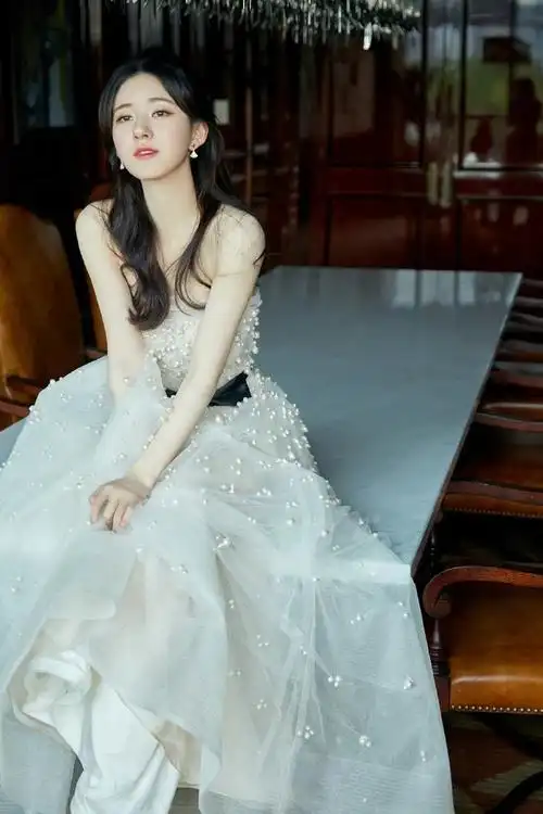 赵露思白色拖尾长裙##赵露思上海活动生图