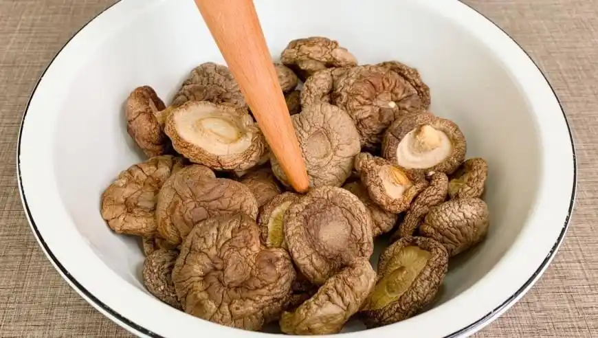 泡发干香菇切记别直接加水泡,教你饭店不外传窍门,3分钟全泡开