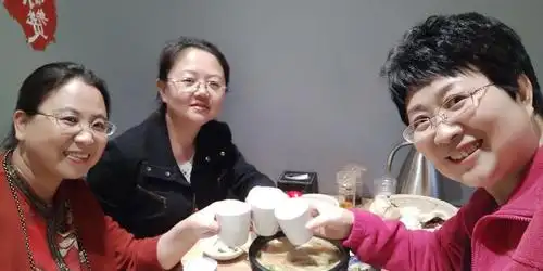 自拍一张聚会快乐!