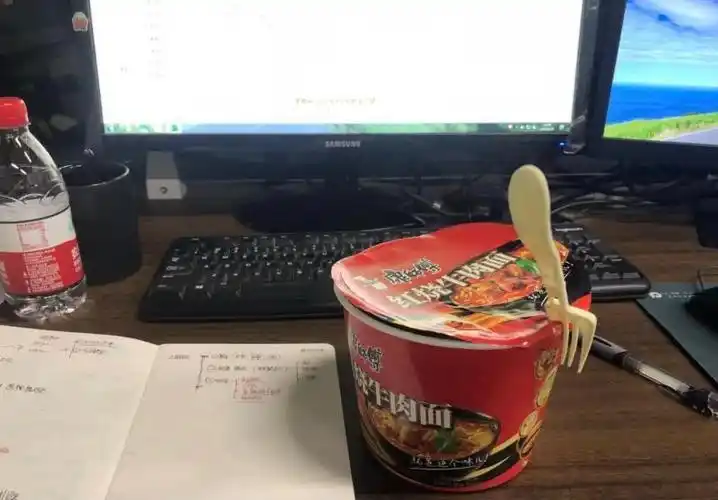 上世纪八九十 年代,泡面里加了火腿肠,卧着荷包蛋却配得上早餐,现在