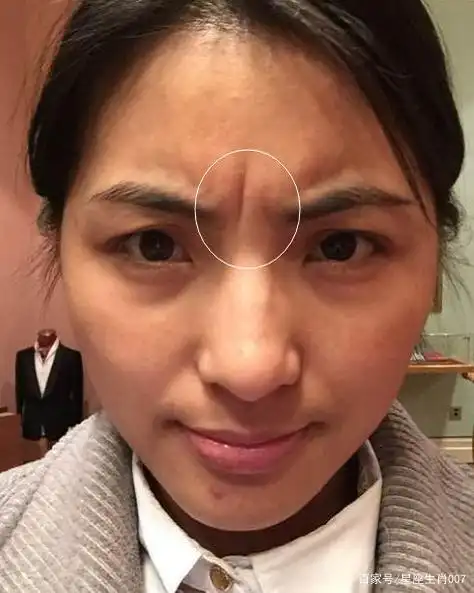 面颊红润圆脸,带贵气,嘴角上扬,心态好,对生活乐观