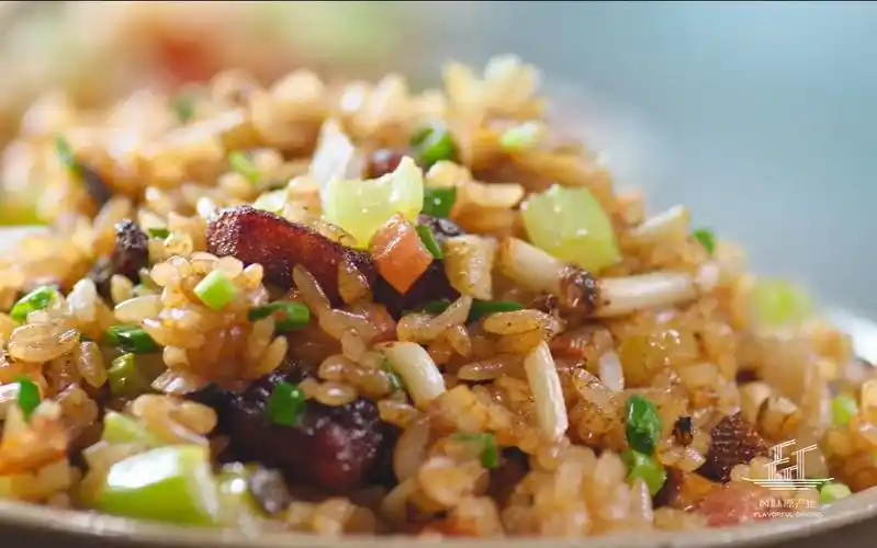 食材搭配全看心情,最后加一勺糍粑辣椒,火爆贵阳的怪噜饭来了