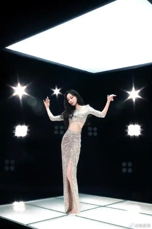 韩雪银色露腰礼服##韩雪带着刚认识的四肢回归