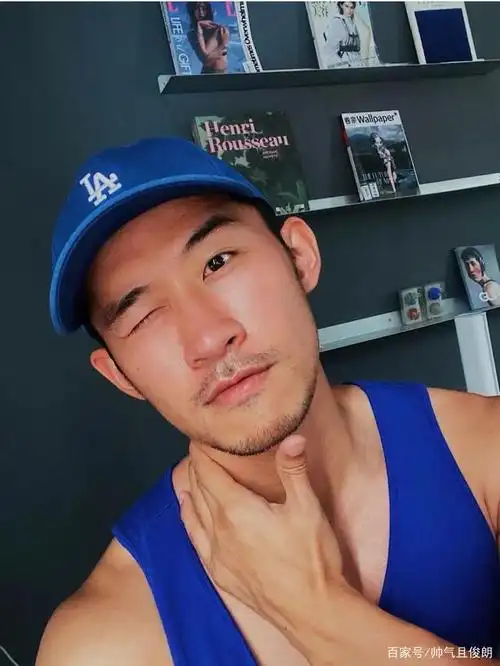 这枚长着胡茬子的肌肉小哥有点帅哦