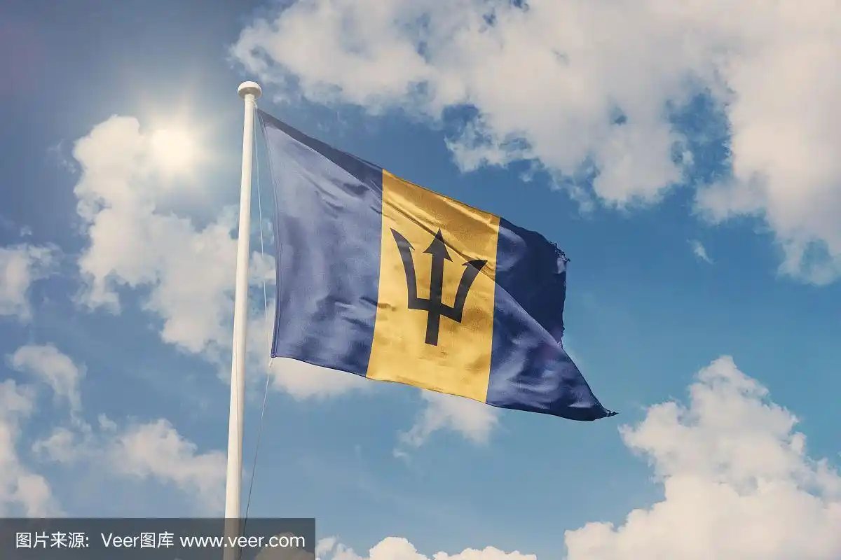 巴巴多斯国旗,国家象征,在多云,蓝天,晴天飘扬