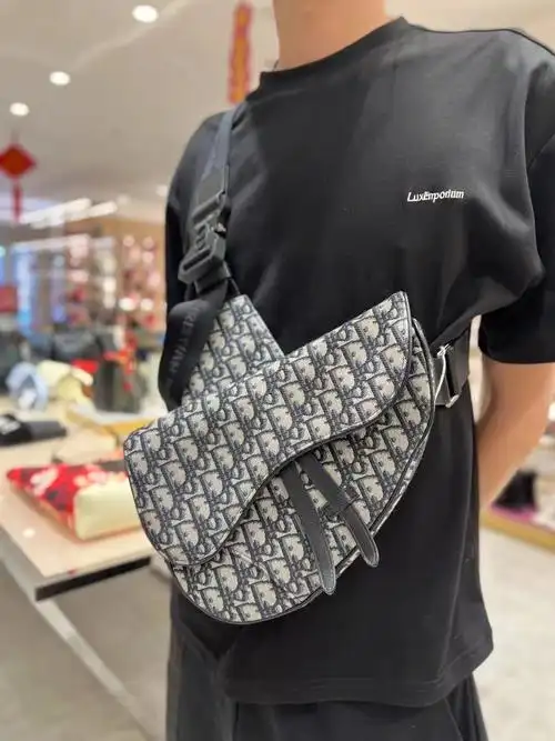 dior迪奥男士刺绣帆布翻盖老花马鞍包斜跨