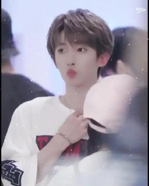 刘宇嘟嘟嘴##刘宇线下逛泰展生图