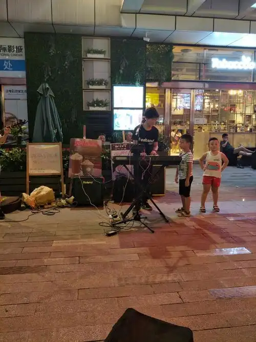 街头卖唱的小哥哥,声音很好听的嘞～(~▽~～)