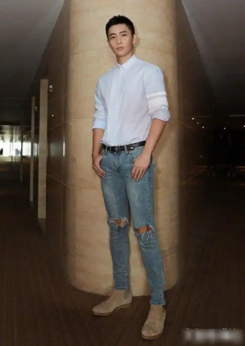 求婚成功的魏晨机场走出霸气步伐,寸头发型超帅,酷到认不出!_网易订阅