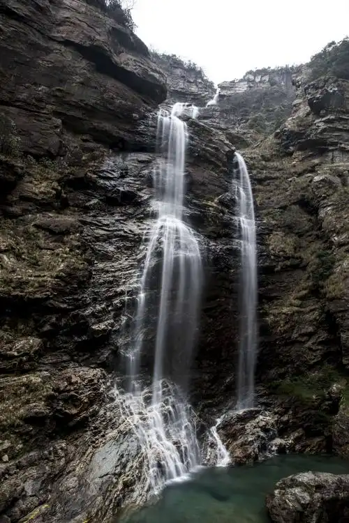 三叠泉瀑布:飞瀑流经的峭壁有三级,溪水分三叠泉飞泻而下,落差共155米