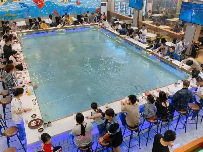 震撼四会的超大型室内恒温钓虾馆壹不如说它是四会人新晋的娱乐胜地!
