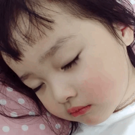 肉嘟嘟的脸蛋加逗比的表情包她是最近韩国超火的萌娃