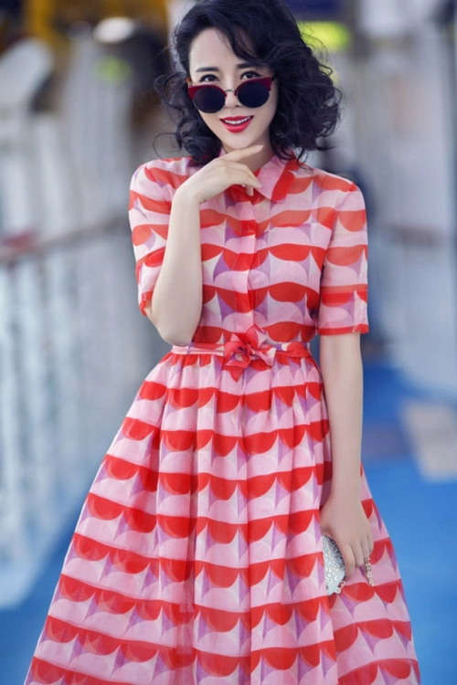 颜丹晨美得真惊艳穿粉色和红色拼接连衣裙简约洋气超好看