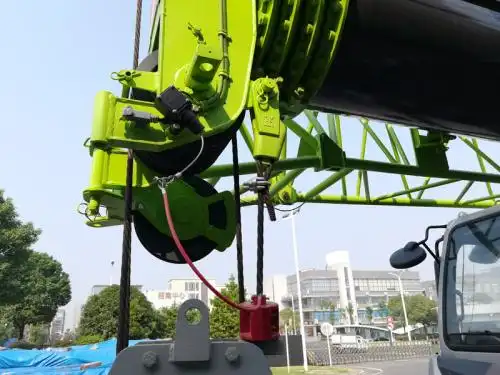 带可转动吊钩及防脱钩装置,副吊钩起重量4t单倍率,带可转动吊钩及防脱