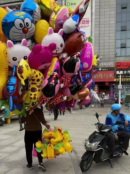 两摊贩起争执点燃氢气球,为什么就不能相互帮助而选择了相互伤害