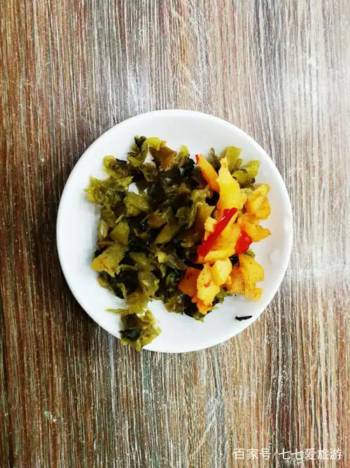 这是七七挑的咸菜.简单点,咸菜加萝卜丁.咸菜免费.