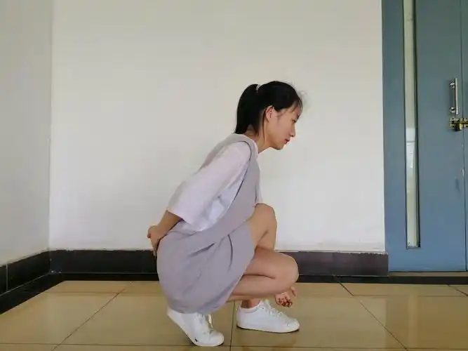 女士交叉式蹲姿
