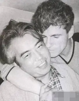 曝陈凯歌年轻旧照 与外籍男友"基情"相拥(图)