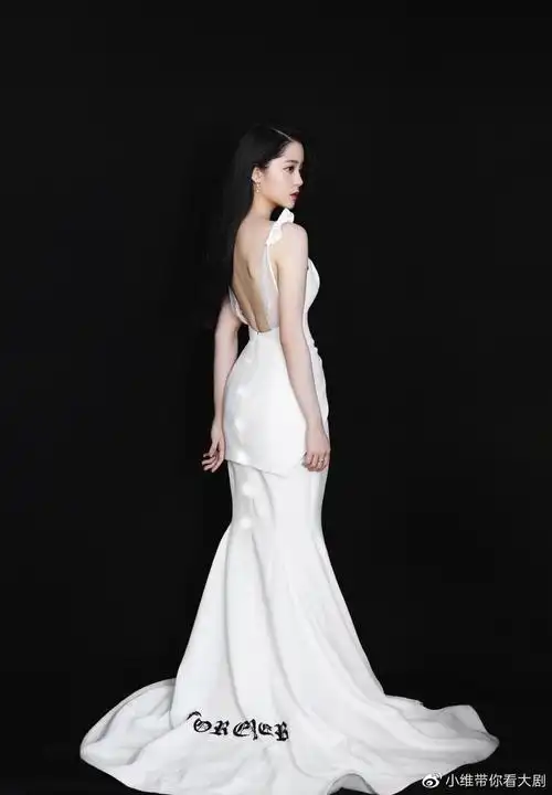 欧阳娜娜白色吊带长裙长发披肩香肩美背是不是最美的女神