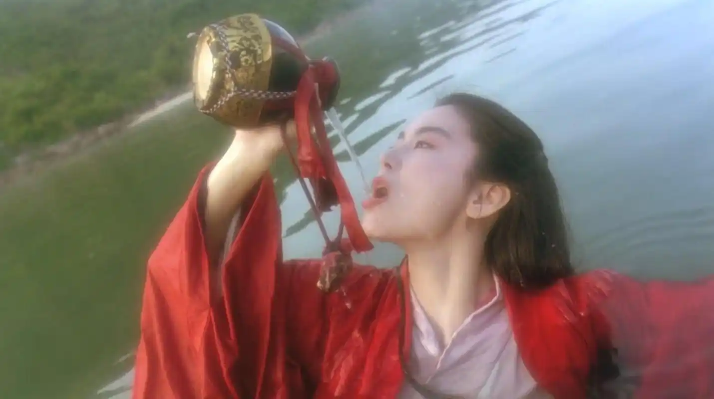 小编心里记得最多的就是林青霞的东方不败,是那样霸气潇洒