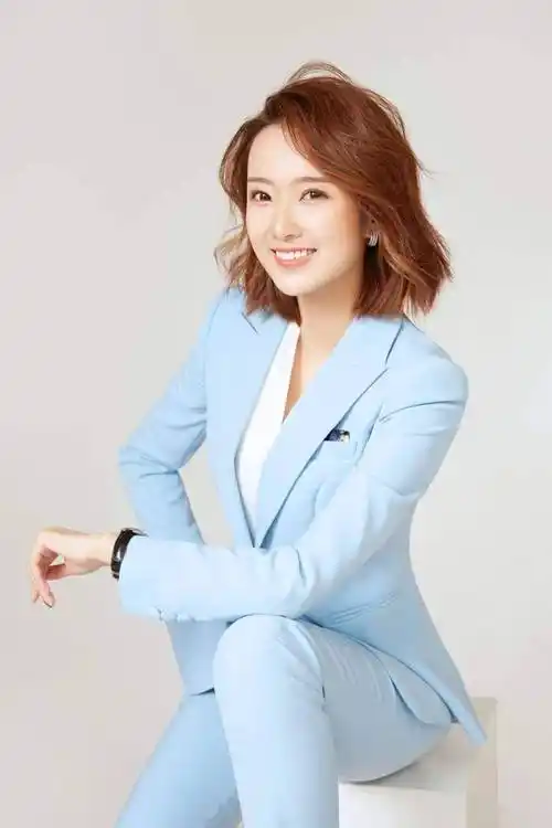 4位央视中秋晚会主持人,最小25岁,个个实力不凡,皆受观众喜爱_鲁健