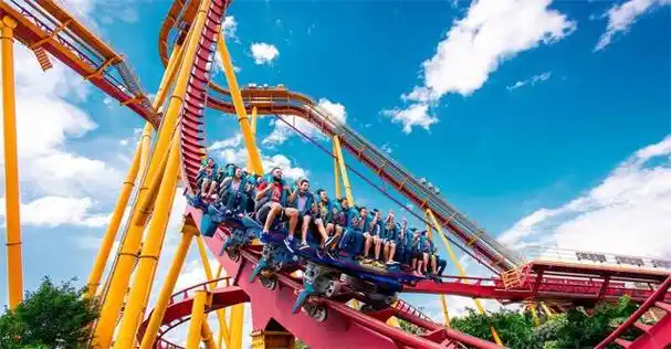 广州长隆欢乐世界位于广州番禺汉溪大道东拥有多个大型游乐设备,诸如