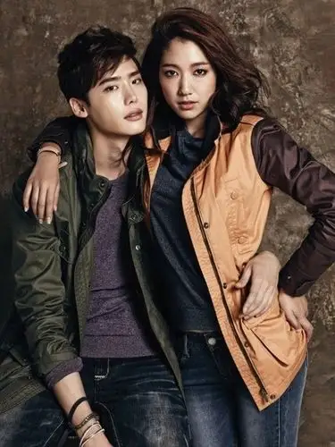 李钟硕朴信惠恋情曝光 "面包kiss"甜蜜照盘点