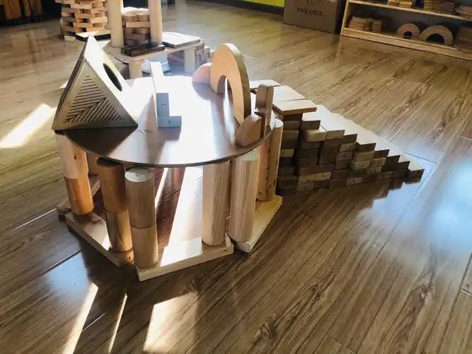 大二班建筑区创意图书馆搭建精彩变化