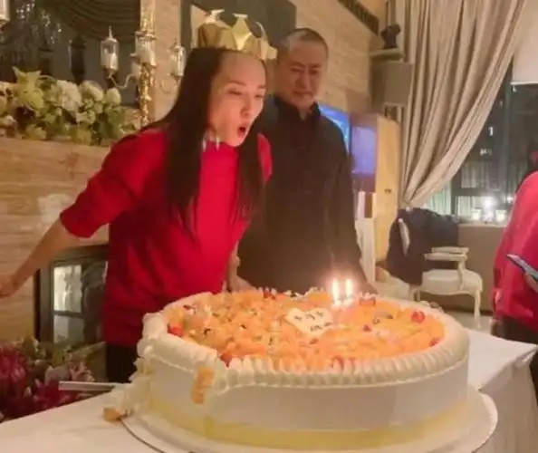 管彤嫁圈外丈夫42岁才当妈妈50岁被丈夫宠成宝