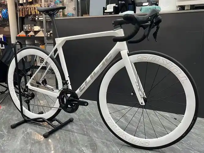 xxe 公路车落地! 超轻量化碳纤维车架 禧玛诺105油碟大 - 抖音