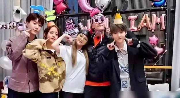 欧阳娜娜那个时候是有男朋友的,她的男朋友是圈内大导演陈凯歌的二