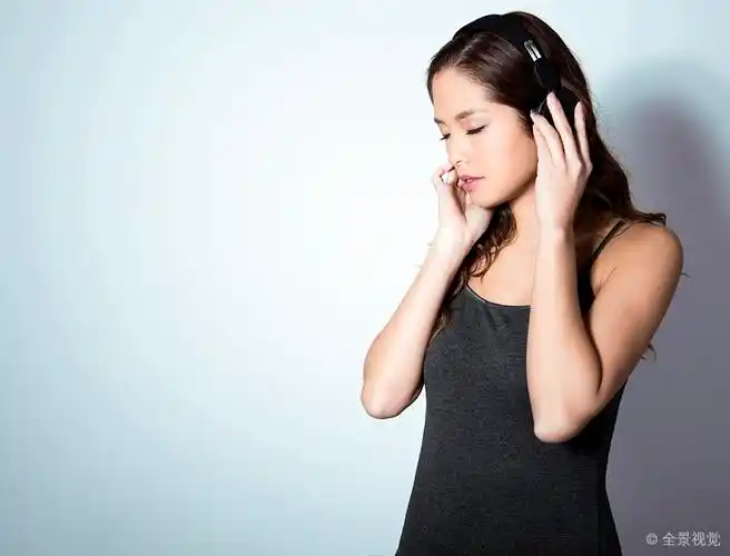 美女_年轻_亚洲女性_听歌_耳机_高清图片_全景视觉