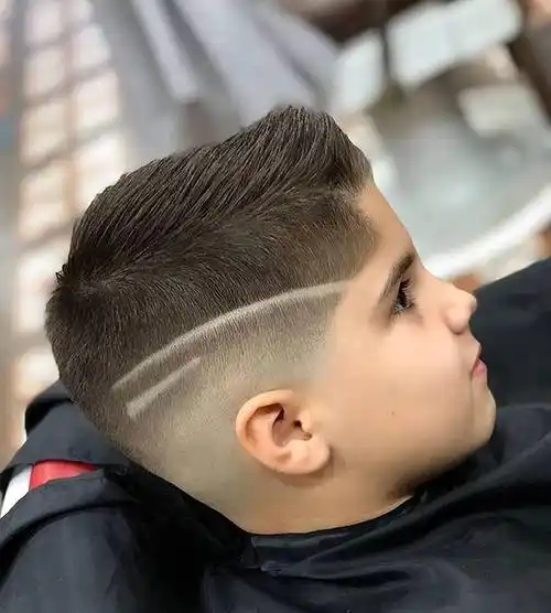 雕刻发型除了线条之外,还可以做出这种带有弧形的图案,显得更加的生动