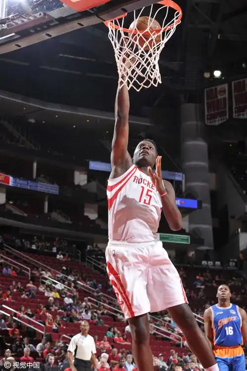 卡佩拉单臂扣篮