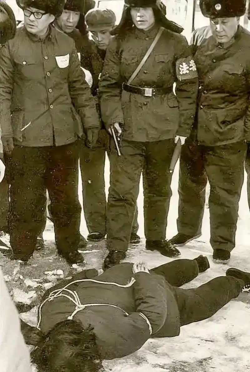 照片中几名法警正在执行死刑任务,其中一名法警手持枪支,另外几名法警