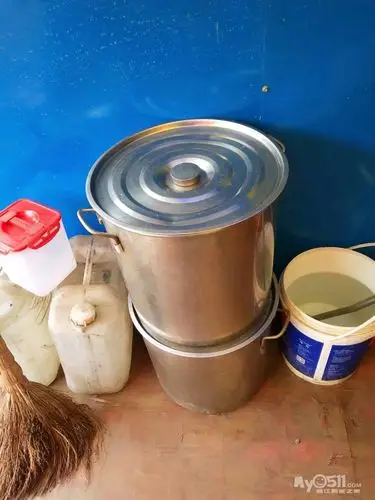 03 两个80升不锈钢桶便宜卖了50元一个