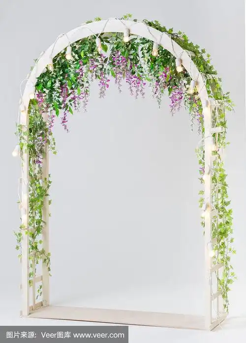 木制花园拱门白色装饰花和绿叶