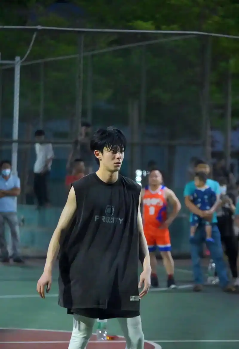 今晚得篮球男孩!这难道不是上学时,帅气阳光爱运 - 抖音