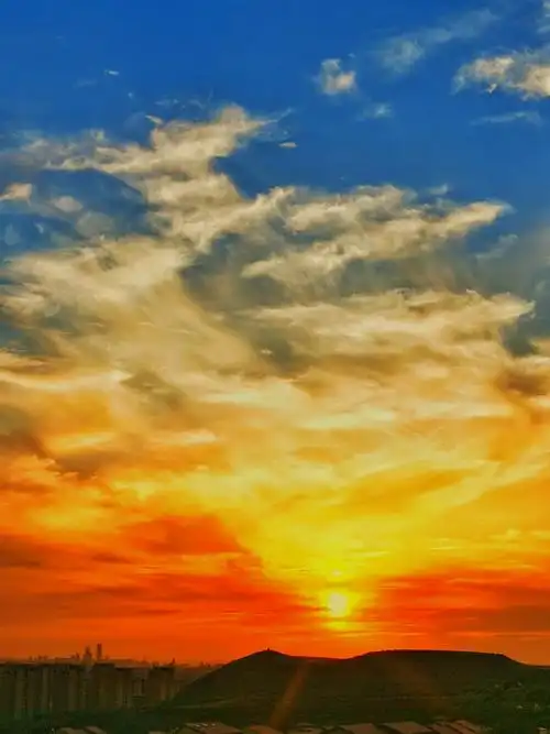 舞动的云霞傍晚时刻夕阳西下天空舞动的云霞