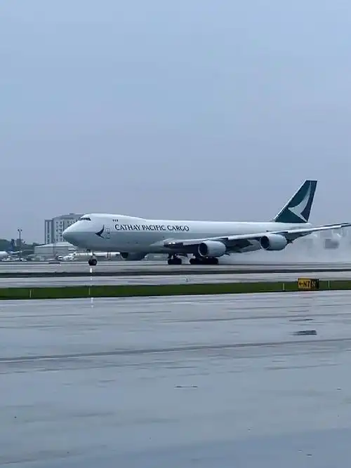 国泰航空波音748货机从迈阿密起飞
