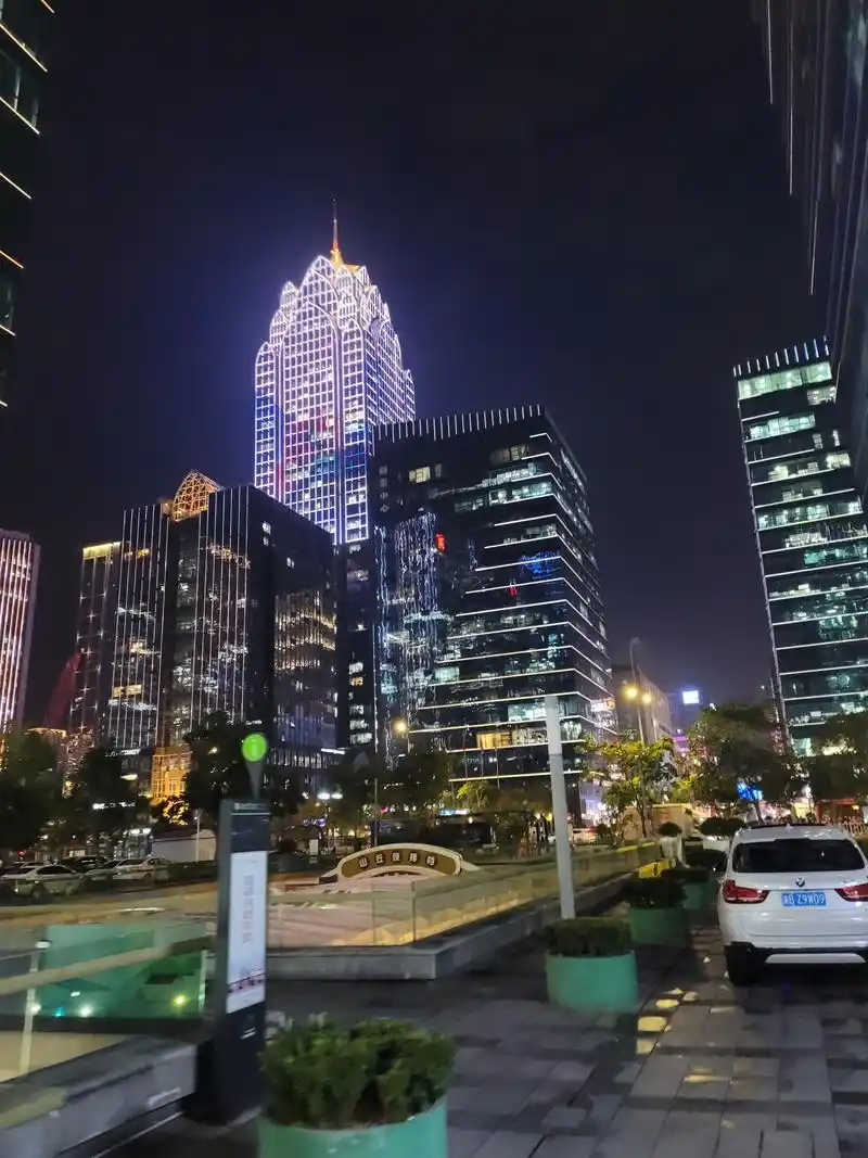 宁波南部商务区被称为宁波的曼哈顿,这里有宁波的很多知名企业的地标