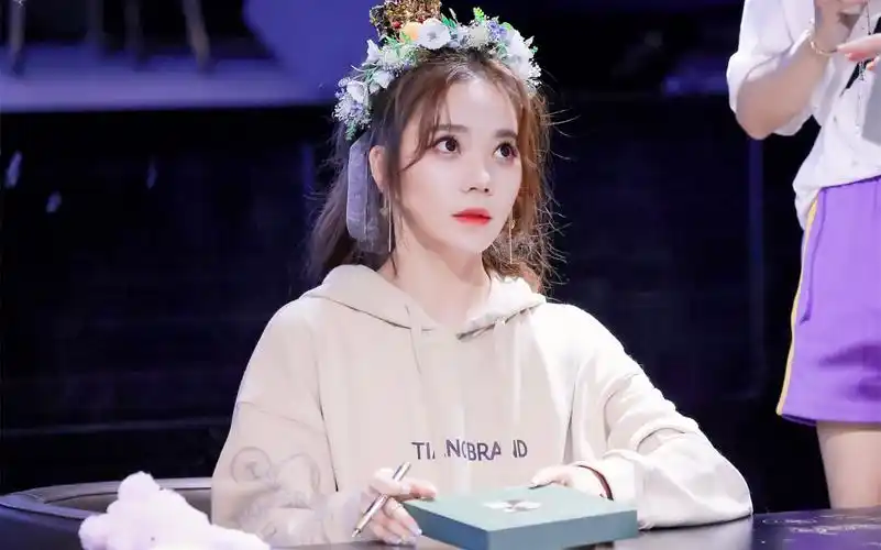 张紫宁没有人能抗拒乖巧可爱又迷人大眼睛美女张紫宁杭州签唱会认真的