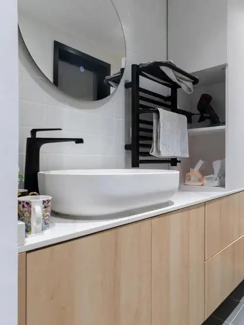 白色台上盆搭配原木储物柜,干净又美观～#卫生间  #卫生间设计  #卫生