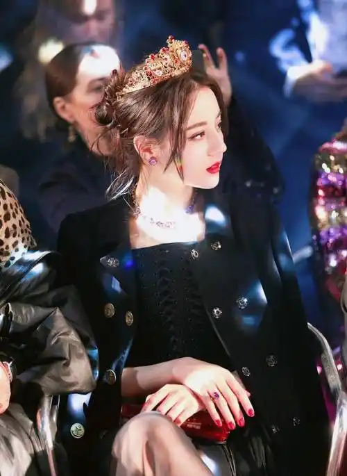 迪丽热巴舞台造型曝光:小碎步,手势简直是可爱的化身!_蝴蝶_知性_穿着